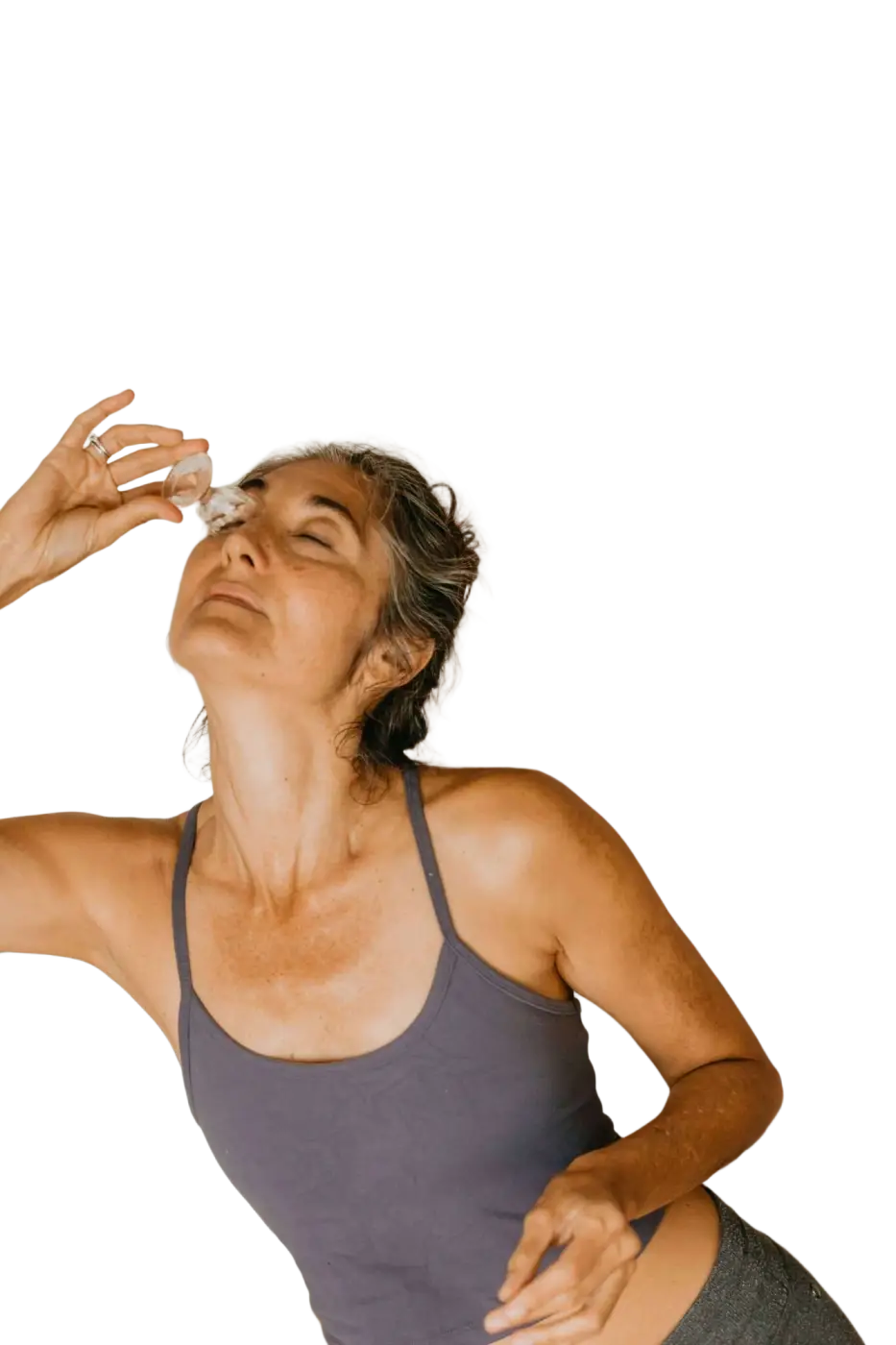 Glas-Augenwaschbecher von PAAVANI Ayurveda für Augenreinigung, Hydratation und Aufhellung, klare Glas-Design, sichtbare Anwendung.