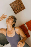 Glas-Augenwaschbecher von PAAVANI Ayurveda für Augenreinigung, Hydratation und Aufhellung, klare Glas-Design, sichtbare Anwendung.
