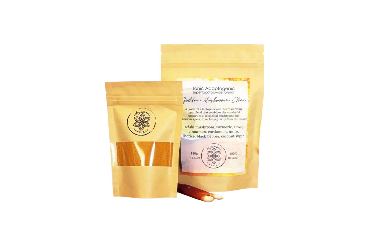 Golden Chai Latte mit Reishi von Ayamani Naturals, ein adaptogenes Superfood-Getränk in 60 g Verpackung, mit goldener Farbe und cremiger Konsistenz.