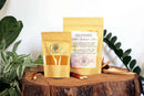 Golden Chai Latte mit Reishi von Ayamani Naturals, ein adaptogenes Superfood-Getränk in 60 g Verpackung, mit goldener Farbe und cremiger Konsistenz.