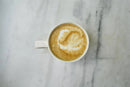Golden Chai Latte mit Reishi von Ayamani Naturals, adaptogenes Superfood-Getränk in einer 60 g Packung, cremige goldene Farbe.
