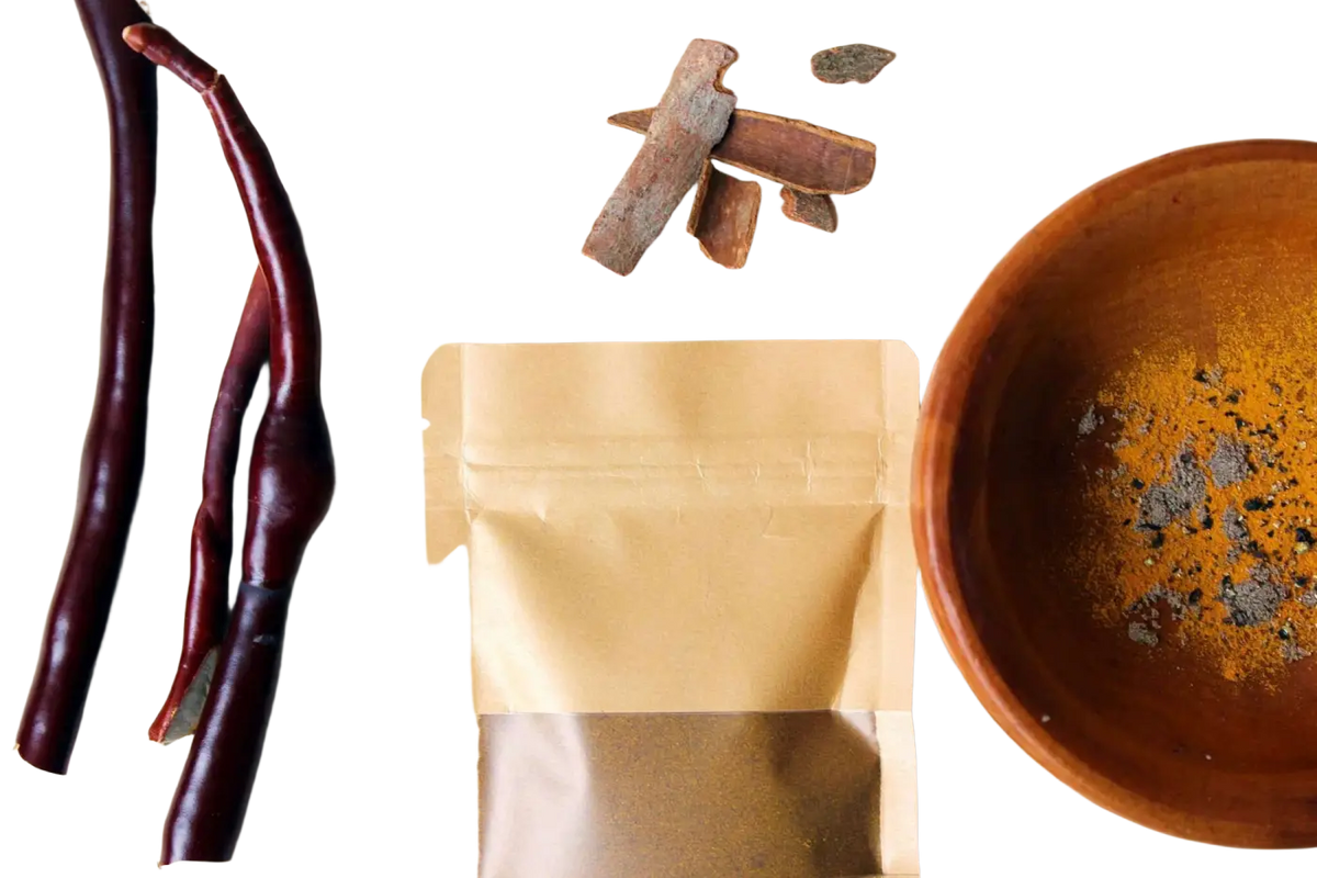 Golden Chai Latte mit Reishi von Ayamani Naturals, ein adaptogenes Superfood-Getränk in 60g Packung, cremig und goldgelb.