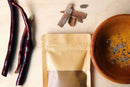 Golden Chai Latte mit Reishi von Ayamani Naturals, ein adaptogenes Superfood-Getränk in 60g Packung, cremig und goldgelb.