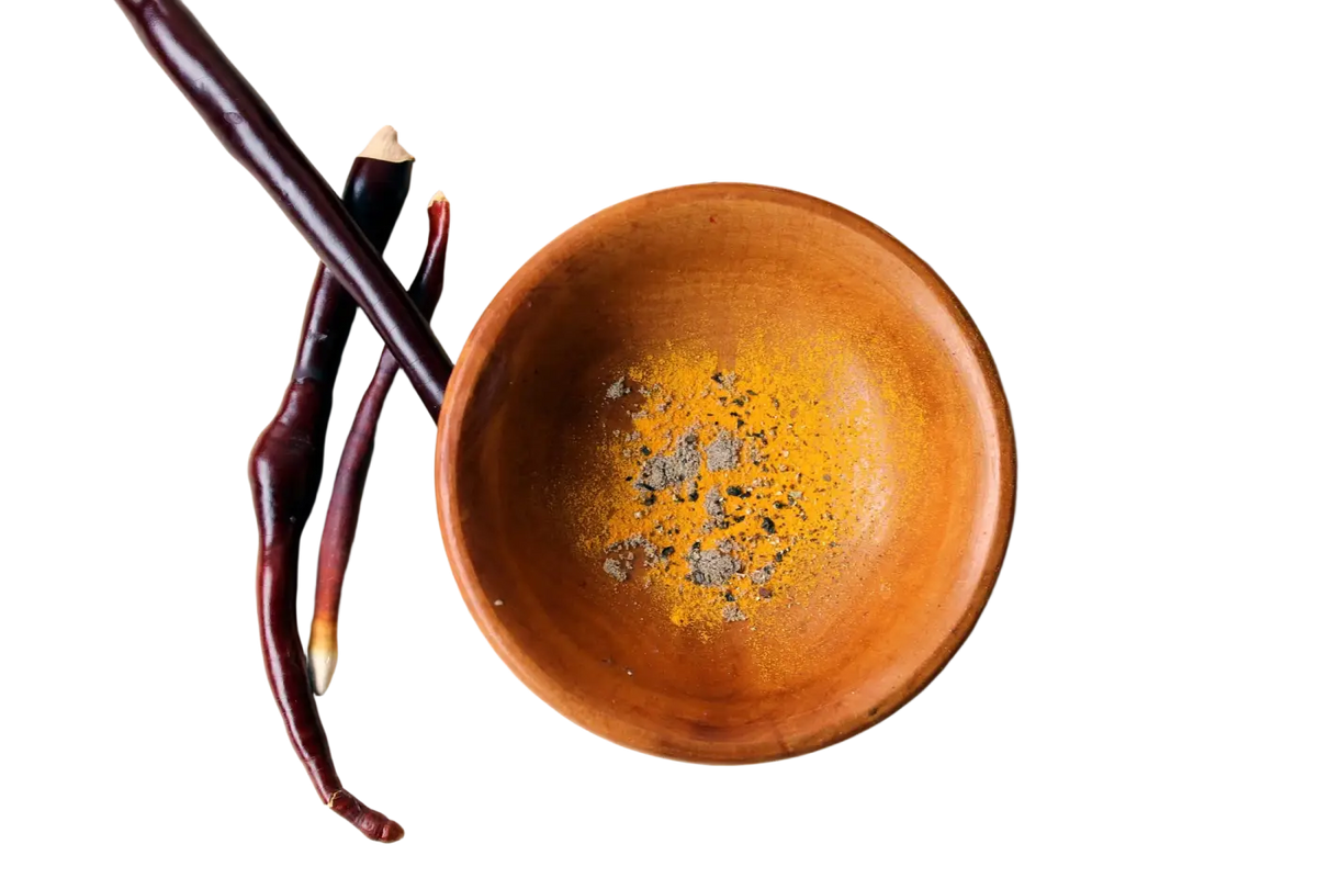Golden Chai Latte mit Reishi von Ayamani Naturals, ein Adaptogen-Getränk mit goldener Farbe und Superfood-Charakter.