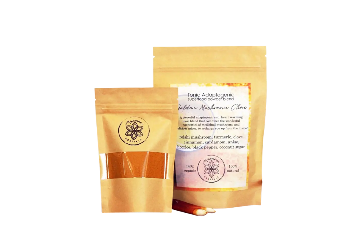 Golden Chai Latte mit Reishi von Ayamani Naturals, ein adaptogenes Superfood-Getränk in 60 g Verpackung, mit goldener Farbe und cremiger Konsistenz