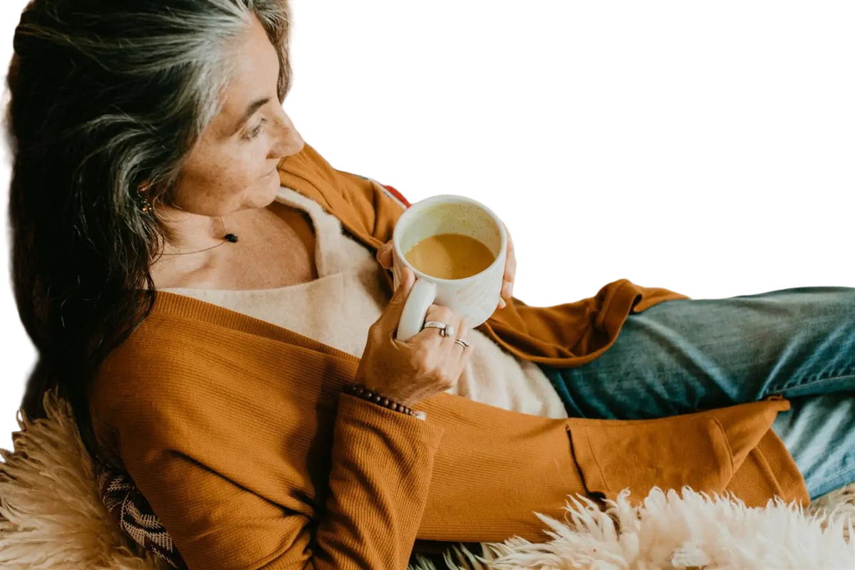 Goldene Milch von PAAVANI Ayurveda mit Kurkuma, Ingwer und Zimt, Gewürze für Gesundheit und Ausstrahlung in einer Küchenaufnahme