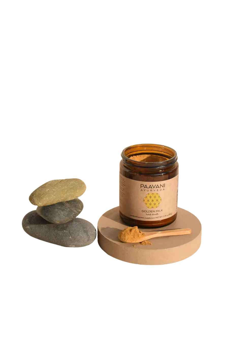Goldene Milch Gewürze von PAAVANI Ayurveda mit Kurkuma, Ingwer und Zimt in einer Schüssel, natürliche Heilkräuter für Gesundheit.