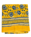 Vibranter gelber lunghi sarong mit blauem blumen- und rankenmuster und dekorativen streifen von mana shop