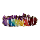 Großer weißer salbei räucherbündel mit chakrenblättern in regenbogenfarben, weißer kordel und getrockneten blüten