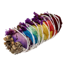 Grosser weisser salbei räucherbündel mit chakrenblättern in regenbogenfarben, umwickelt mit weißer schnur und lila blüten