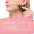 Ein dunkelgrünes herzförmiges gua sha massagegerät aus jade ideal für die gesichtsmassage am wangenbereich