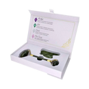 Gua sha massagegerät set mit grünem jade roller und goldfarbenem griff, ideal für gesichtsmassage im weißen geschenkbox