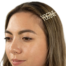 Ein funkelnder goldener haarclip mit klaren strasssteinen in moderner schrift für your hair bei mana shop
