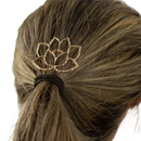Goldfarbene metall lotusblumen haarspange mit strukturierter gehämmerter oberfläche für dein haar von mana shop