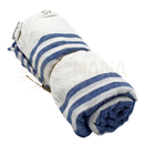 Gerolltes blau weiß gestreiftes hammam spa handtuch aus leinen mit rustikaler struktur von mana shop ocean blue