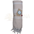 Beige hamamtuch mit hellgrauen streifen und fransen, ökologisch und sozial gewebt, gebunden mit naturkordel und etikett