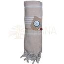 Beige hamamtuch mit hellgrauen streifen und fransen, ökologisch und sozial gewebt, gebunden mit naturkordel und etikett