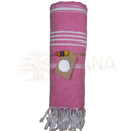 Ein rosa hamamtuch mit weißen streifen und fransen, ökologisch und sozial gewebt, gebunden mit naturtwine und bunten perlen