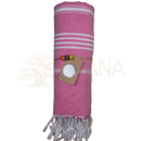 Ein rosa hamamtuch mit weißen streifen und fransen, ökologisch und sozial gewebt, gebunden mit naturtwine und bunten perlen