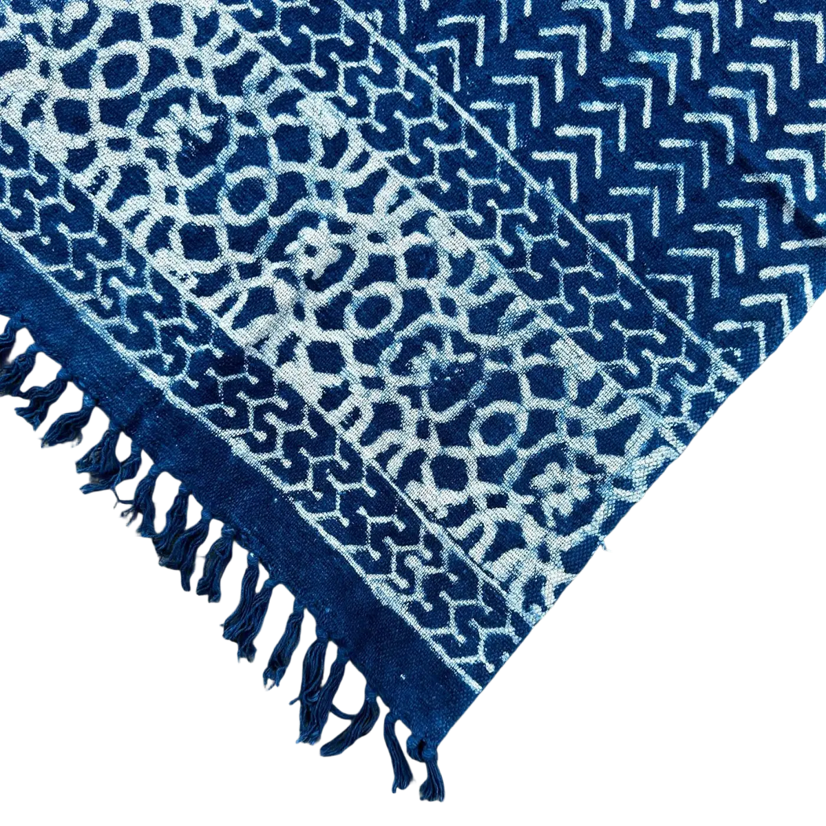 Handgefertigtes Indigo-Hamamtuch Seedha Arrows von AW Artisan, 170 x 120 cm, aus weicher Baumwolle, mit indigo-blauen Mustern.