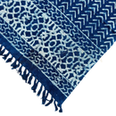 Handgefertigte indigo-decke in tiefindigo mit natürlichen indigo und seedha arrows blockdruckmuster und fransen
