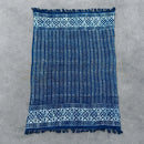 Handgefertigte indigo-decke mit natürlicher indigo-färbung und seedha arrows muster in herringbone design mit fransen