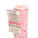 Handgefertigte pinke zylindrische kerze mit dunklen punkten und label amapola éxito von alumbra für erfolg