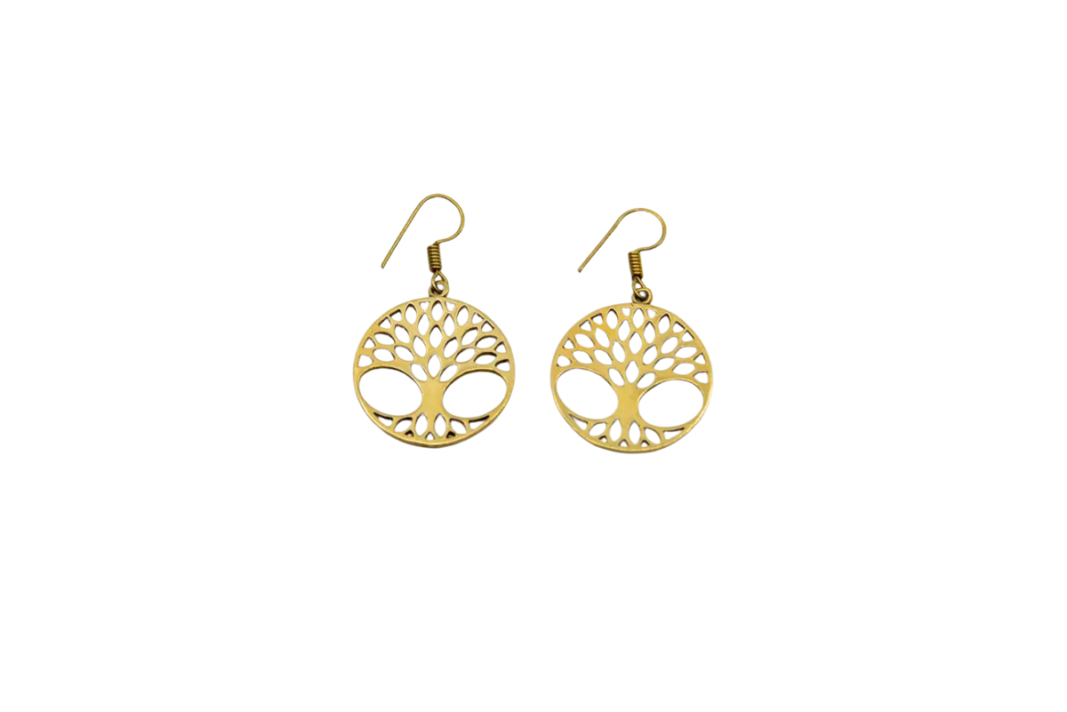 Handgefertigte Spirituelle Ohrringe aus Schmuck mit symbolischer Bedeutung, detailreiche Gestaltung, getragen von einer Person.