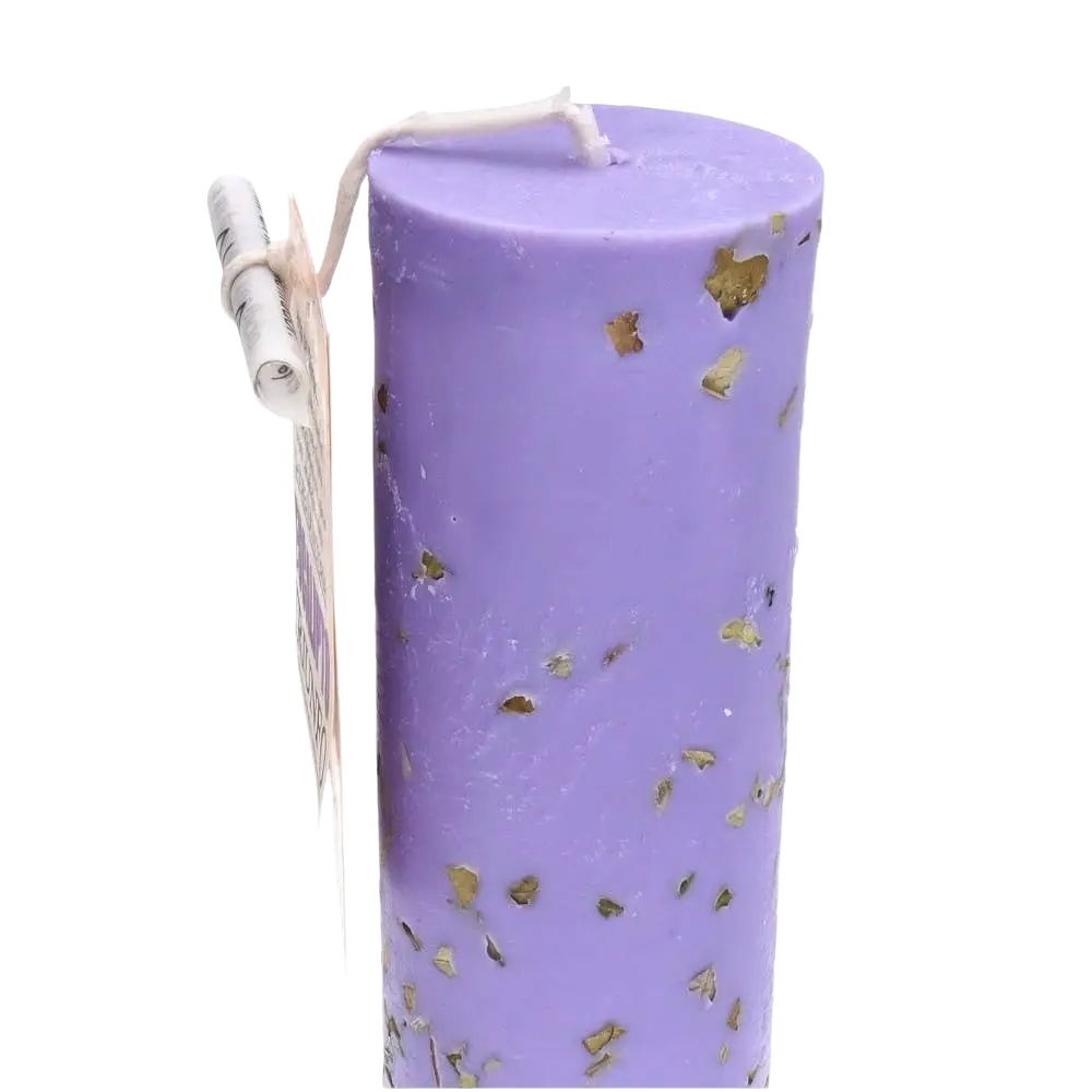 Lila handgemachte Kerze mit Eukalyptus von Vives de la Cortada S.L, zylindrische Kerze mit natürlichem Eukalyptus-Dekor.