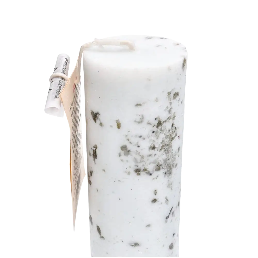 Weiße, zylindrische handgemachte Kerze mit Labradorit-Design von Vives de la Cortada S.L. für gemütliche Atmosphären.