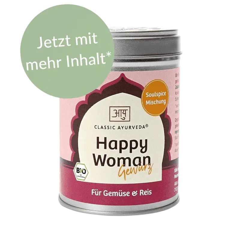 Glückliche Frau mit Bio-Gewürzmischung in runder, pinker Dose, Classic Ayurveda Gewürze, natürliche Gewürzverpackung