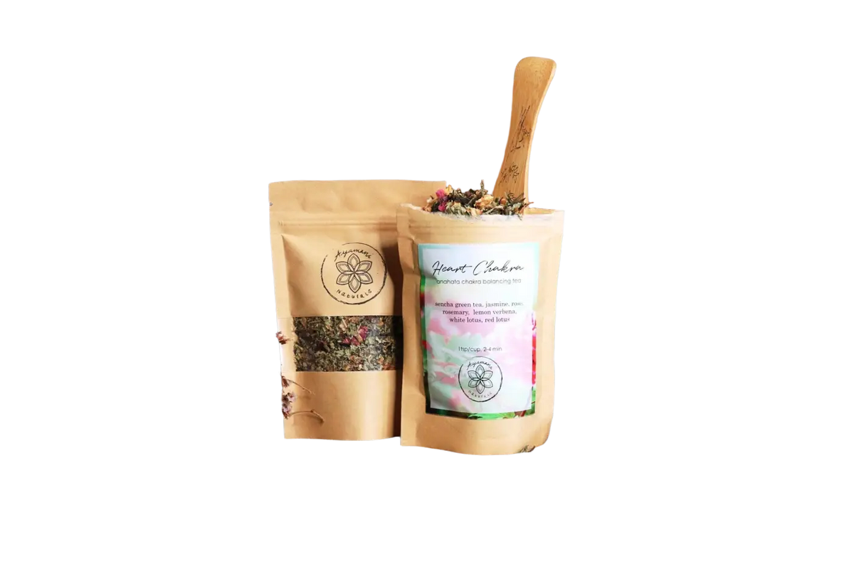Grüner Heart Chakra Anahata Tee von Ayamani Naturals mit Jasmin, Rose und Kräutern in 25 g Packung, frisch und aromatisch.