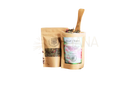 Zwei beige papiertüten mit chakra anahata grüntee von ayamani naturals, eine mit floralen etikett, getrocknete kräuter