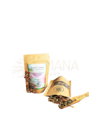 Ein tanfarbener wiederverschließbarer beutel mit chakra anahata grüntee herzchakra von ayamani naturals mit pastellfarbenem etikett
