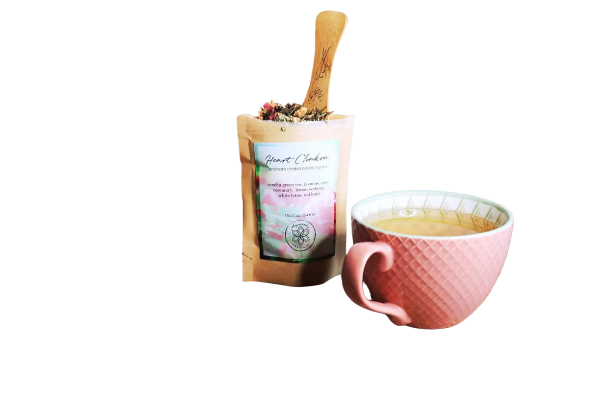 Ayamani Naturals Herzchakra Anahata Grüntee mit Jasmin, Rose und Kräutern in 25 g Packung, frische Teeblätter und Blüten.