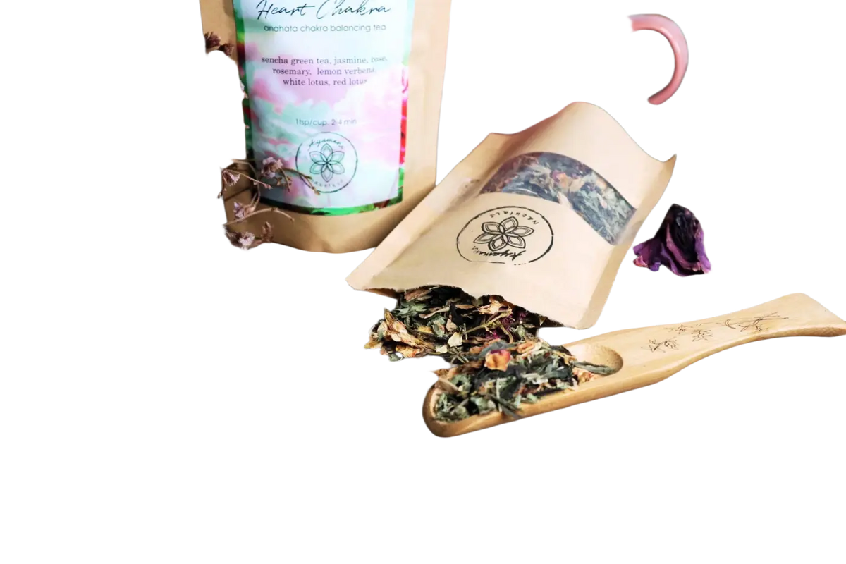 Grüner Herzchakra-Anahata-Tee mit Jasmin, Rose und Kräutern, 25 g, von Ayamani Naturals, in einer transparenten Verpackung