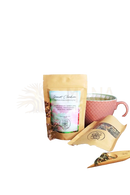 Gelber beutel mit chakra anahata grüntee von ayamani naturals mit jasmin rose und kräutern wie kamille und hibiskus