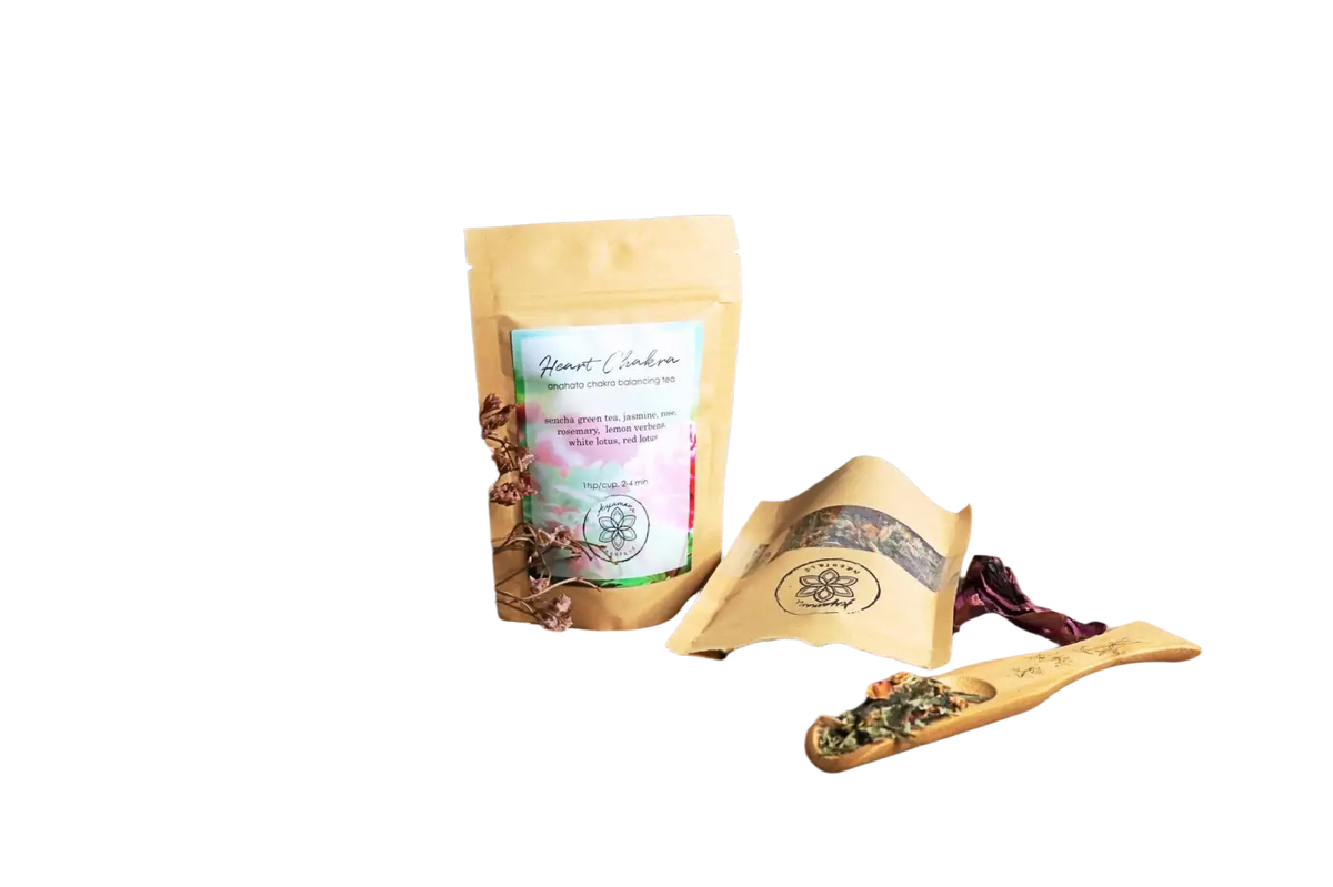 Ayamani Naturals Herzchakra Anahata Grüntee mit Jasmin, Rose und Kräutern, 25 g, in einer transparenten Teeverpackung.