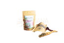 Eine gelbe tasse chakra anahata grüntee mit jasmin rose und kräutern von ayamani naturals mit passendem holzlöffel