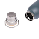 Isolier-trinkflasche 600ml aus mattgrauem edelstahl mit silberner schraubkappe und integriertem tragegriff