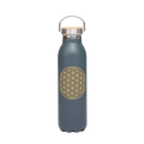 Eine matte graue isolier-trinkflasche aus edelstahl 600ml mit goldenem flower of life design und bambusdeckel