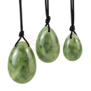Drei handgefertigte grüne jade-yonis in tropfenform 30 x 20 mm an schwarzem band für weibliche selbstfürsorge