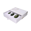 Set aus drei glatten ovalen grünen jade yoni massageeiern im weißen geschenkbox yoni eier pack aus natürlicher jade