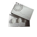 Drei transparente jade yoni eier in einer weißen geschenkbox mit weichem stoff im yoni eier pack aus natürlichem jade