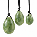 Jade Yoni-Eier Set mit drei grünen Naturstein-Eiern in klein, mittel und gross – für Achtsamkeit und Rituale im Mana Shop Schweiz.