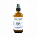Ein 100 ml bernsteinfarbenes glas-sprühfläschchen von jiri & friends weihrauch raumspray mit schwarzem pumpzerstäuber und weißem etikett