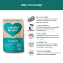 Teal und beige pouch mit natürlichen veganen kalziumkapseln zusammen gesund 60 kapseln plastikfrei kompostierbar