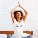 Lebhaftes Yoga-Baum Print T-Shirt von KARMA YOGA SHOP, bequeme Kleidung mit buntem Baum-Design, entspannte Passform, für Yoga und Freizeit