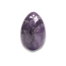 Yoni Ei aus Amethyst, handgefertigtes Yoniei von KARMA YOGA SHOP, zeigt das lila Amethyst-Steingefühl und glatte Oberfläche.