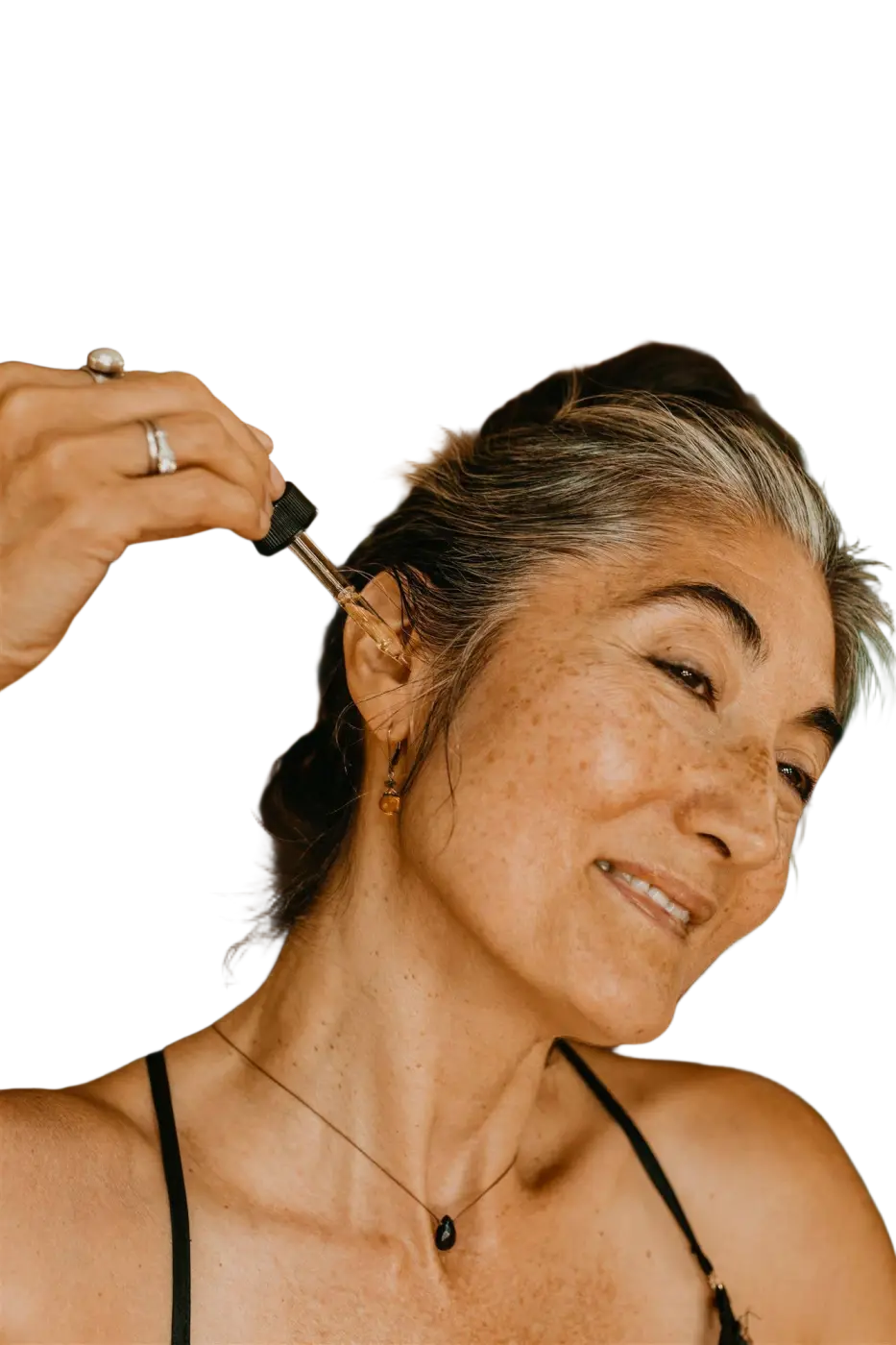 Gesicht mit Flasche Karna Purana, ayurvedisches Ohrenöl gegen Trockenheit und Unbehagen, von PAAVANI Ayurveda
